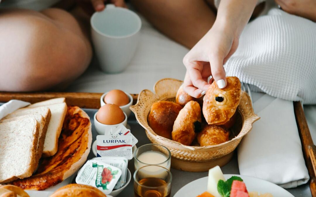 Frukost på sängen – den perfekta romantiska överraskningar på en vanlig morgon